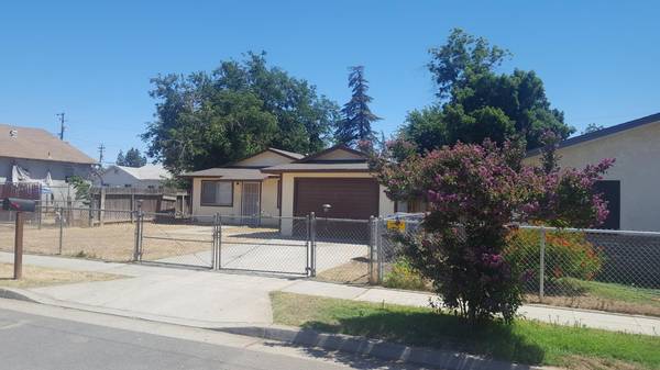 417 W Beechwood Avenue, Fresno, CA 93650