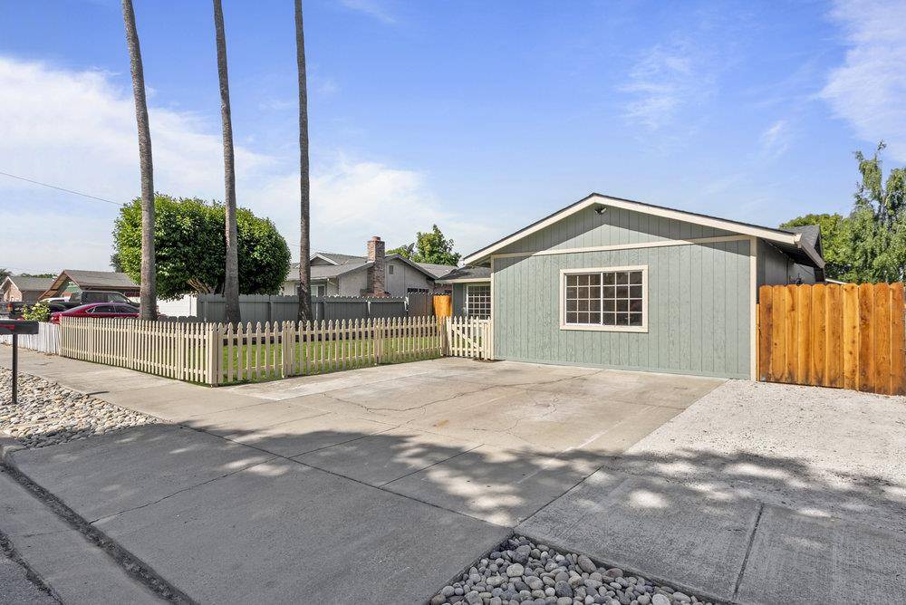 Hollister, CA 95023,22 Line Street