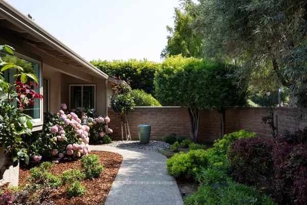 Los Altos, CA 94024,1061 Saint Joseph Avenue