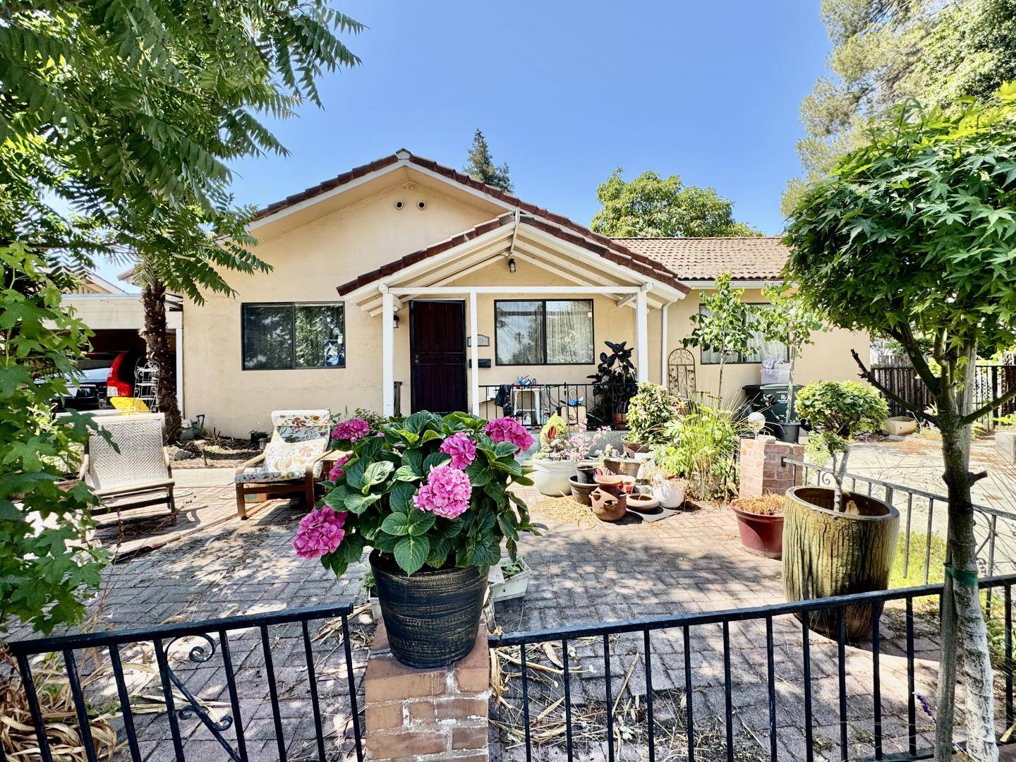 1913 W Middlefield Road, Mountain View, CA 94043