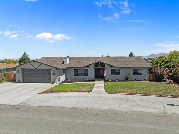 Hollister, CA 95023,215 Rays Circle