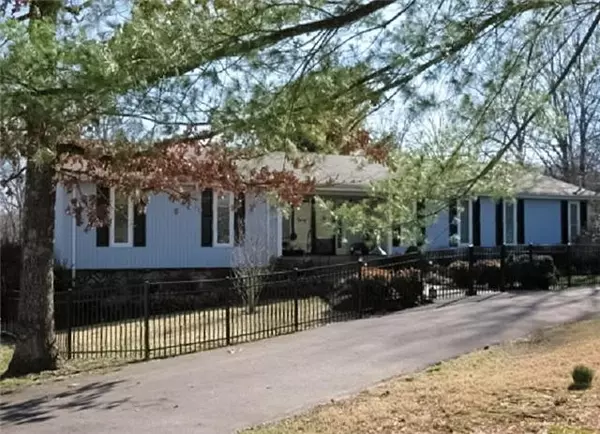 108 Freda Ln, Burns, TN 37029