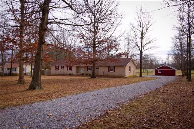 427 Lee Rd, Cottontown, TN 37048