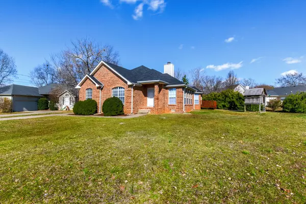 220 Blue Lake Ln, La Vergne, TN 37086