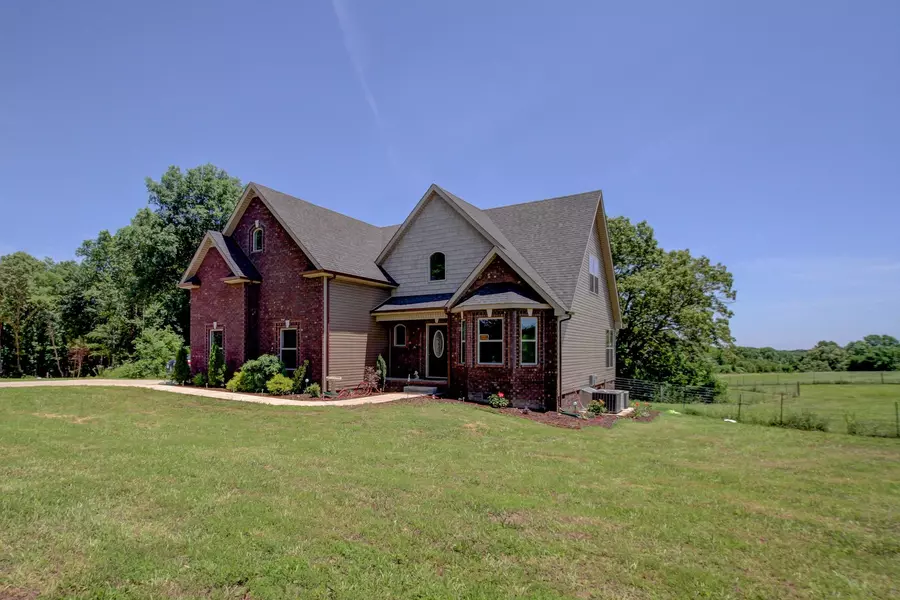 1070 Gwen Ln, Cunningham, TN 37052