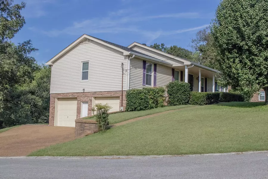 220 Charleston Dr, Goodlettsville, TN 37072