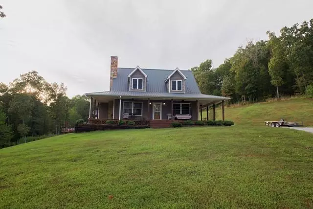 589 Rustling Oaks Dr, Waverly, TN 37185