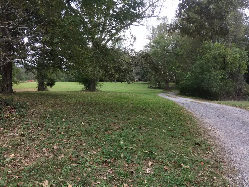 1868 Palmyra Rd, Palmyra, TN 37142