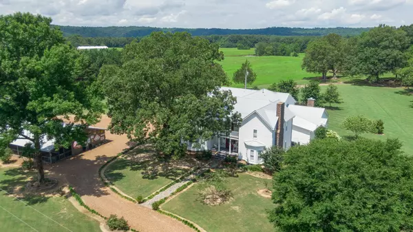 332 Horseshoe Bend Rd, Linden, TN 37096