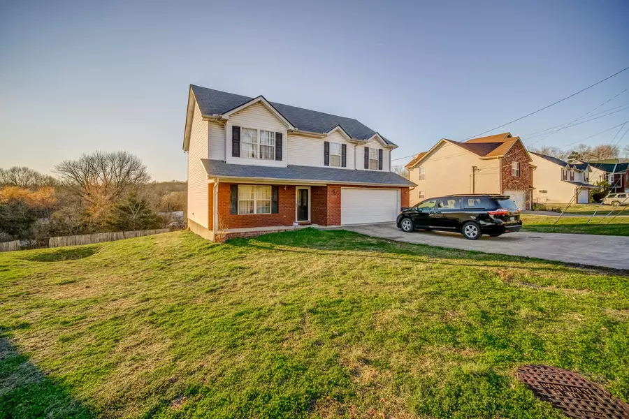 2013 Summit Ln, La Vergne, TN 37086