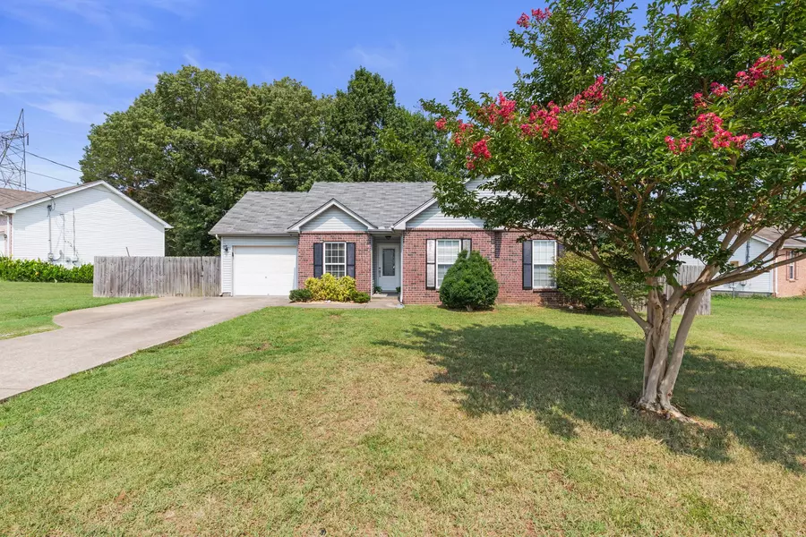 1102 Grove Mill Dr, La Vergne, TN 37086