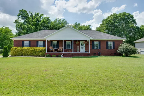 29 Village Park Dr, Fayetteville, TN 37334