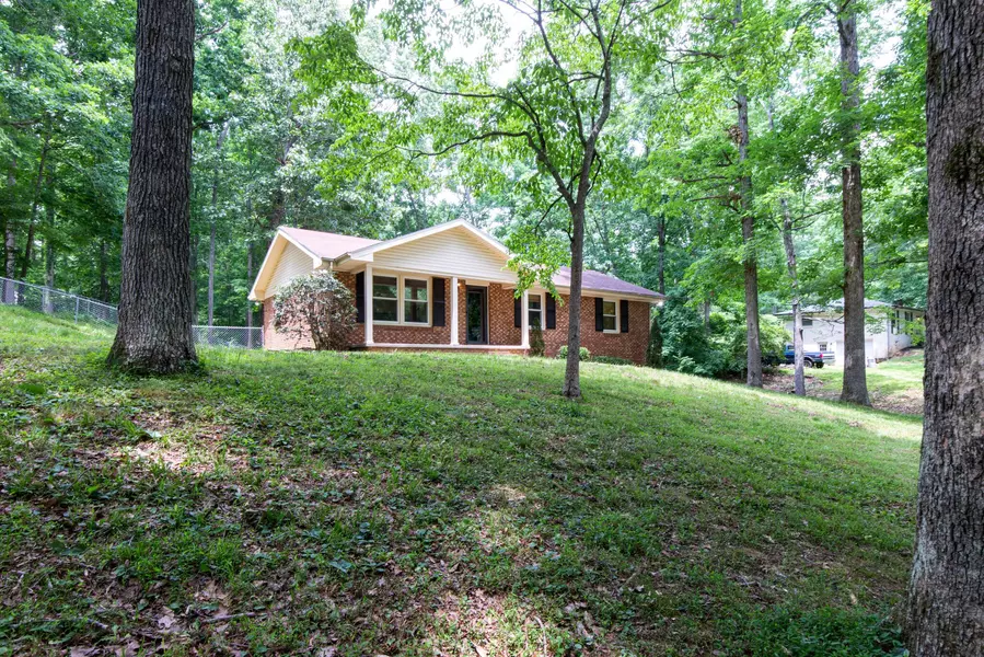 135 Oakwood Cir, Dickson, TN 37055