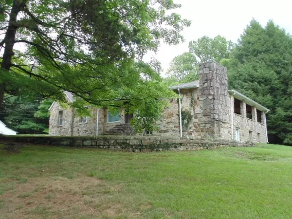 66 Kentucky Ave, Sewanee, TN 37375