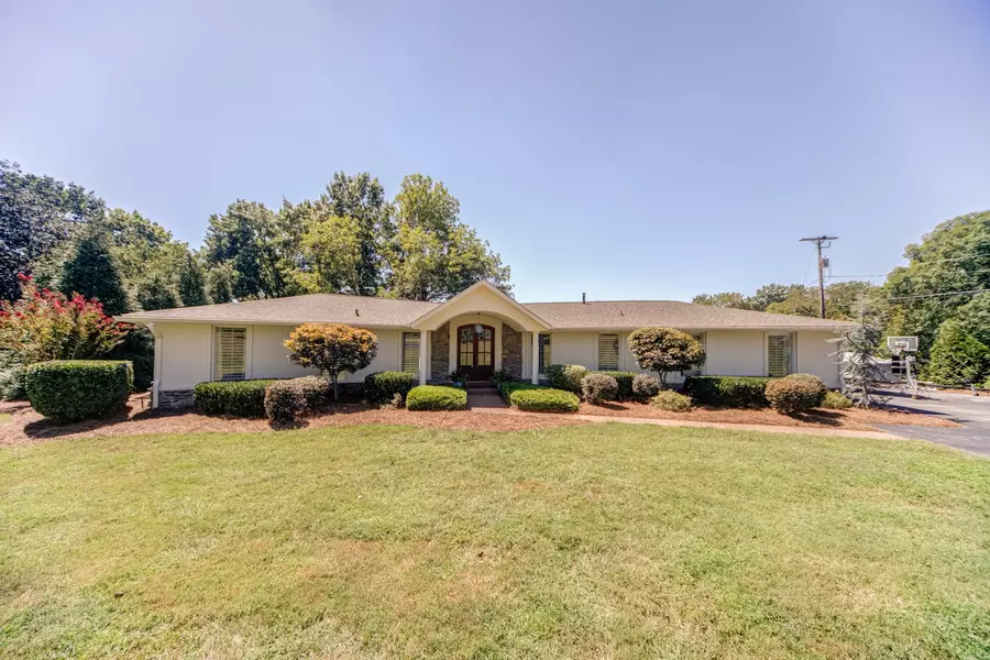 136 Lake Park Dr, Hendersonville, TN 37075