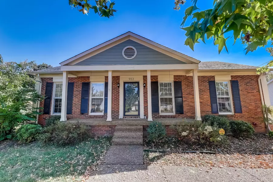 933 Harpeth Bend Dr, Nashville, TN 37221