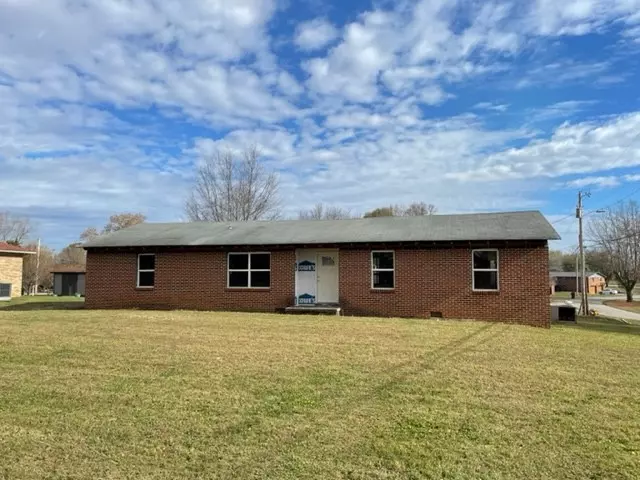 900 Sunset Dr, Mc Minnville, TN 37110