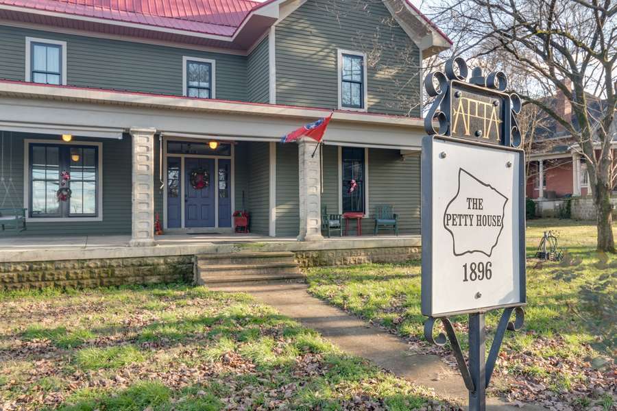 516 N Main St, Mount Pleasant, TN 38474