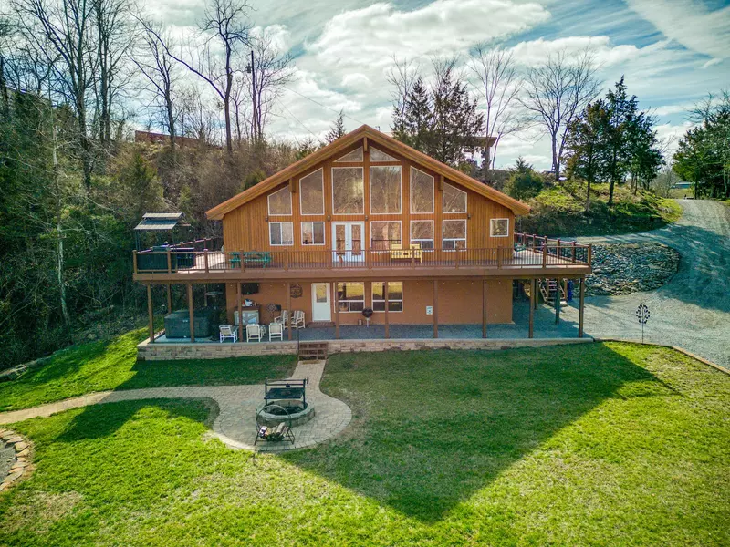 243 Cabin Ln, Celina, TN 38551