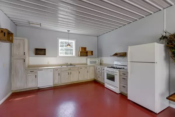 Lobelville, TN 37097,1691 Burns Hill Rd