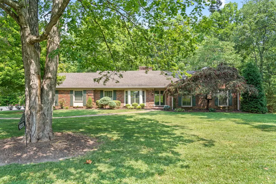 612 Deepwood Dr, Hopkinsville, KY 42240