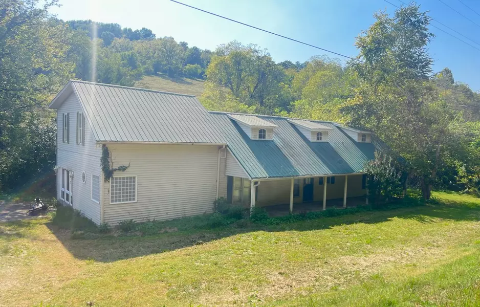 2490 Wolf Creek Rd, Silver Point, TN 38582