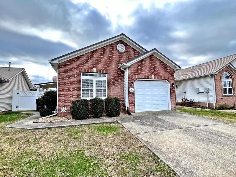 306 Deerwood Dr, Hopkinsville, KY 42240