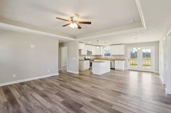 Lafayette, TN 37083,812 Days Rd