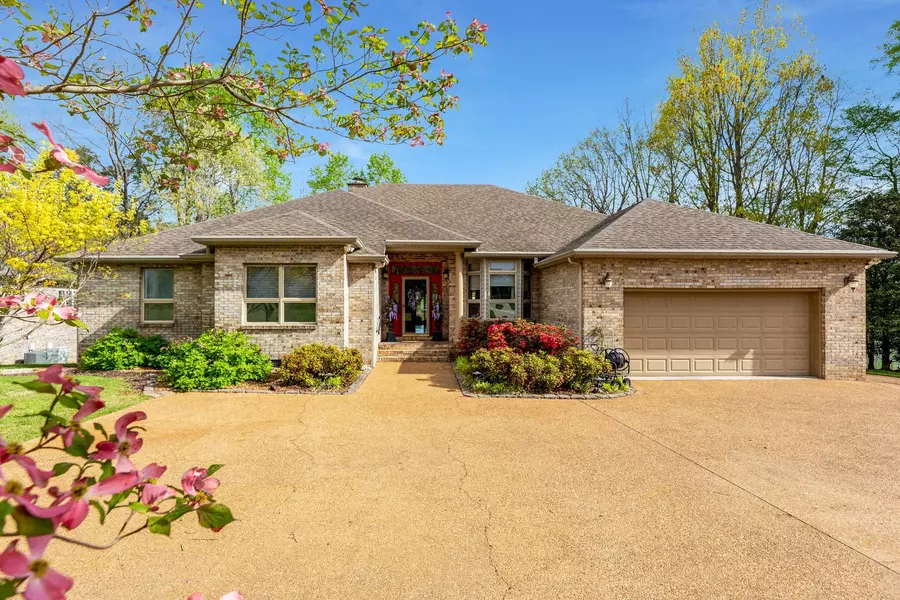 275 Waters Edge Dr, Estill Springs, TN 37330