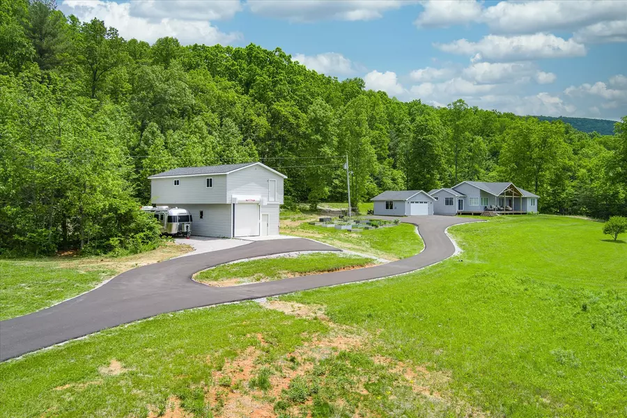 935 Bat Town Rd, Crab Orchard, TN 37723