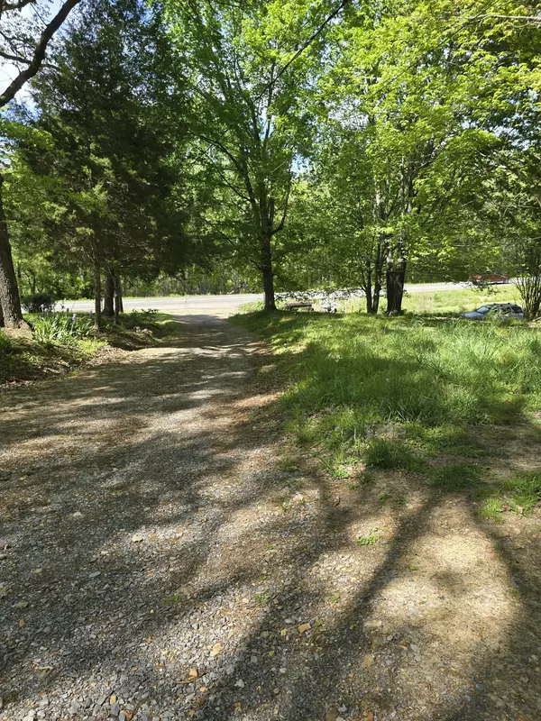 21 Lost Ln, Mc Ewen, TN 37101