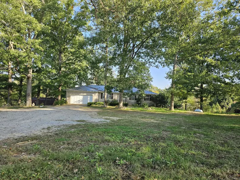 384 Old Florence Pulaski Rd, Leoma, TN 38468