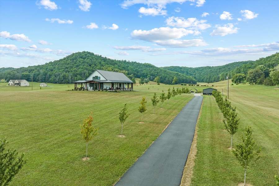 941 Jim Hennessee Rd, Sparta, TN 38583