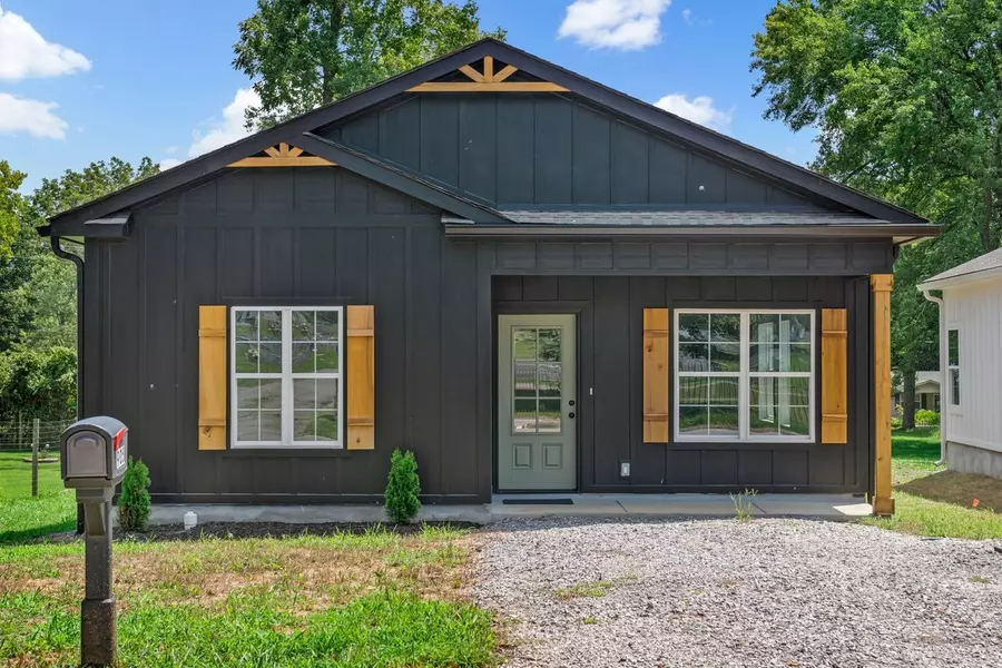 905 Maplewood Ave, Tullahoma, TN 37388