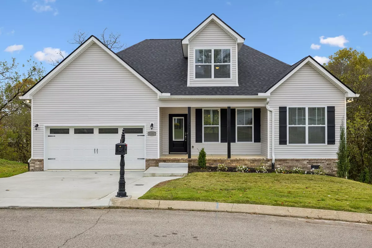 Columbia, TN 38401,1231 Oxford Village Cir