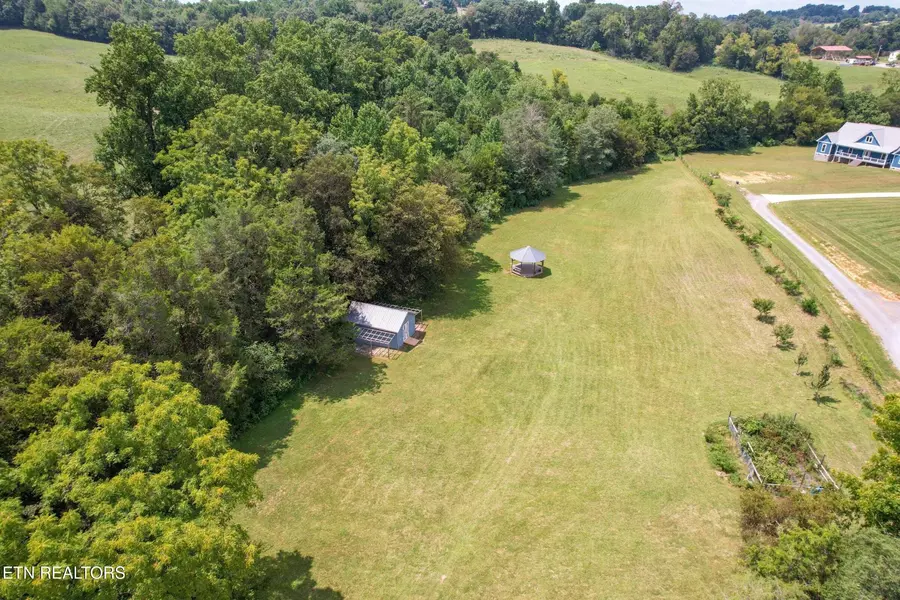 1 Zirkle Rd, Dandridge, TN 37725