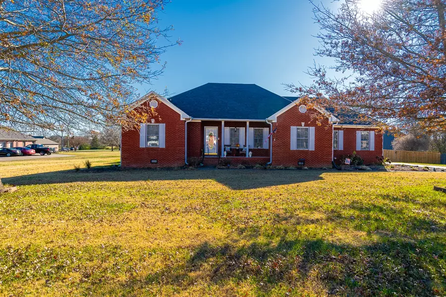 18 Roxey Dr, Fayetteville, TN 37334