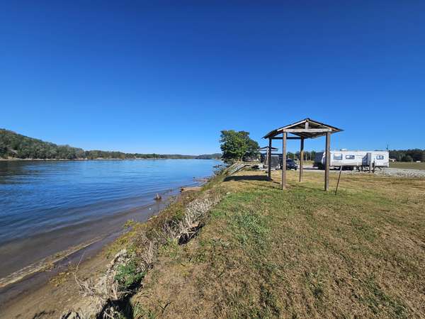 591 Riverfront Dr,  Clifton,  TN 38425