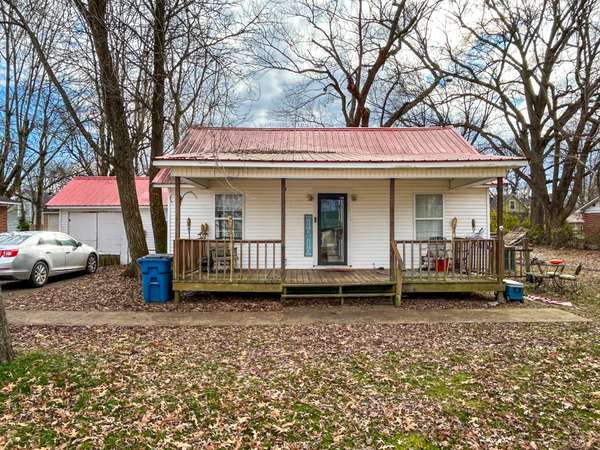 219 W Chestnut St, Puryear, TN 38251