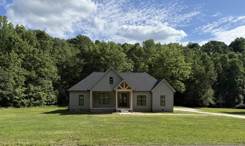 404 Rustling Oaks Dr, Waverly, TN 37185