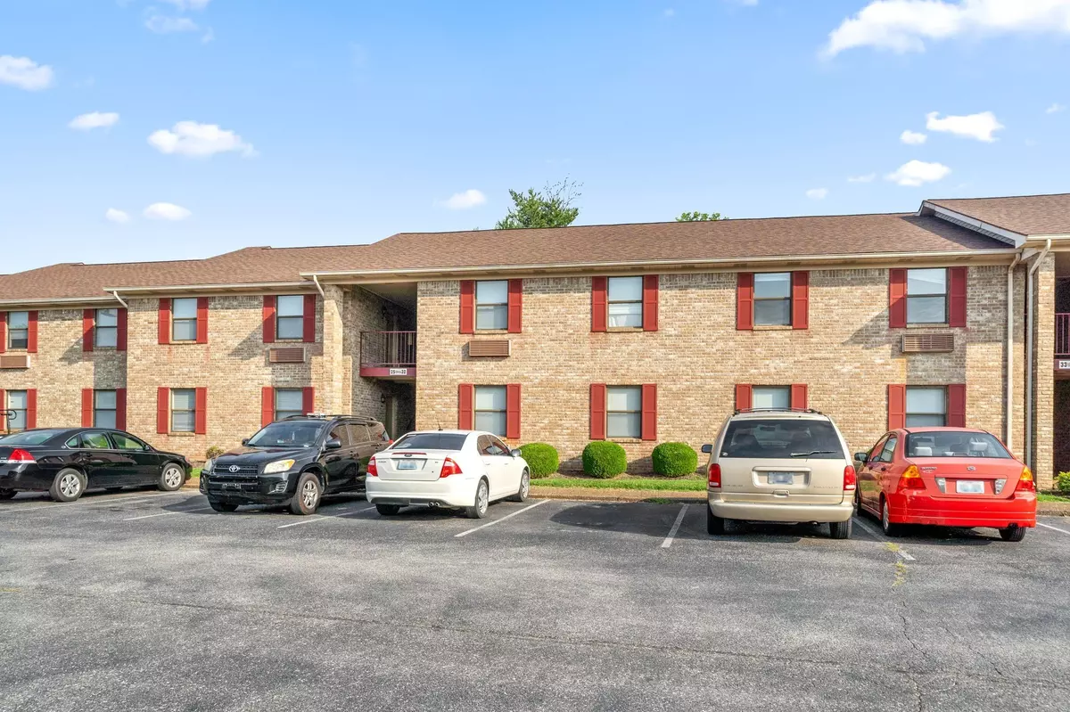 Hopkinsville, KY 42240,102 Laurel Cove Dr #32