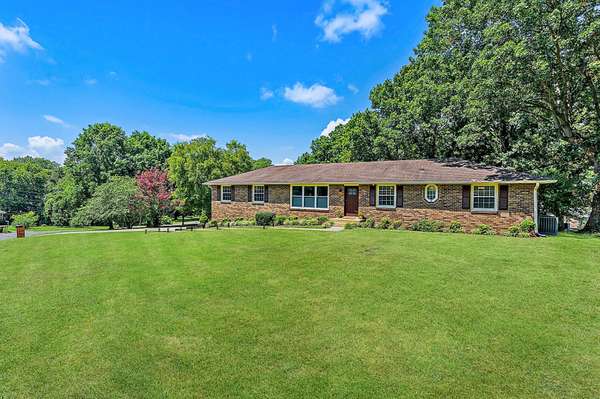 125 Colonial Dr, Hendersonville, TN 37075