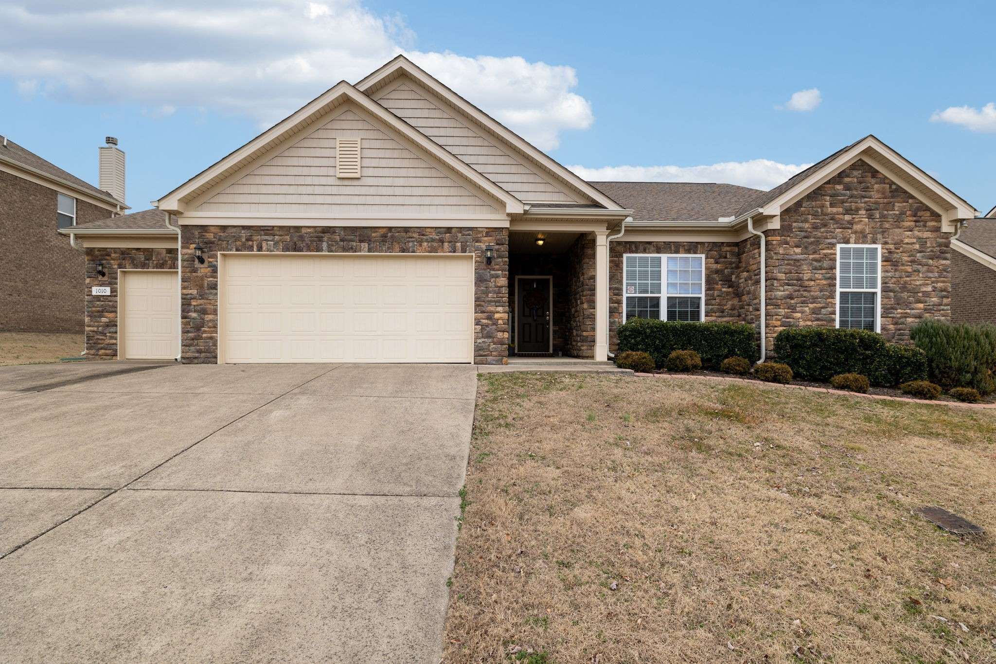 1010 Mayhaw Ln, Hendersonville, TN 37075