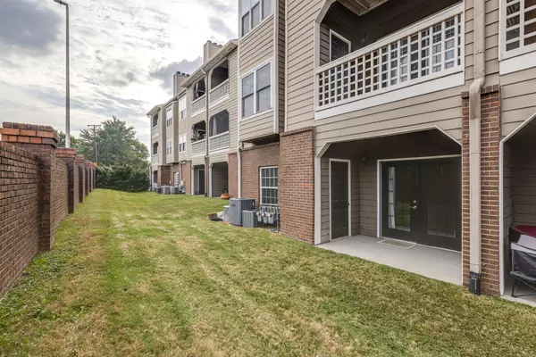 Nashville, TN 37205,120 W End Pl #120