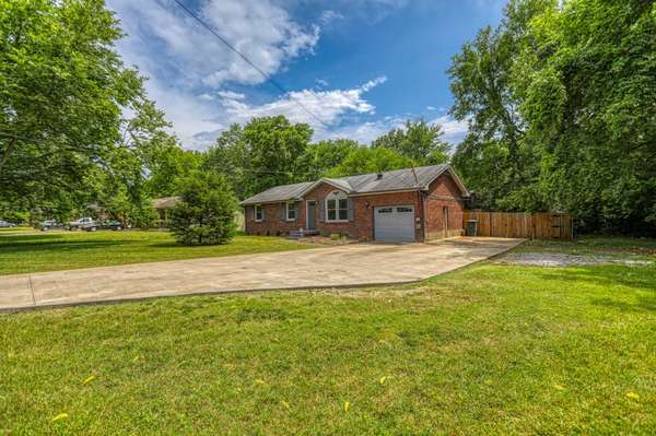 118 S Valley Rd, Hendersonville, TN 37075