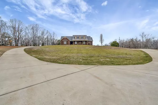 152 Camaro Dr, Chapmansboro, TN 37035