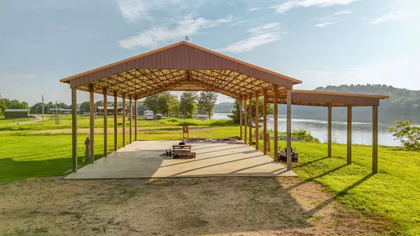Clifton, TN 38425,753 River Front Dr