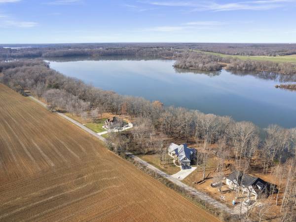 511 Woods Lake Rd, Decherd, TN 37324