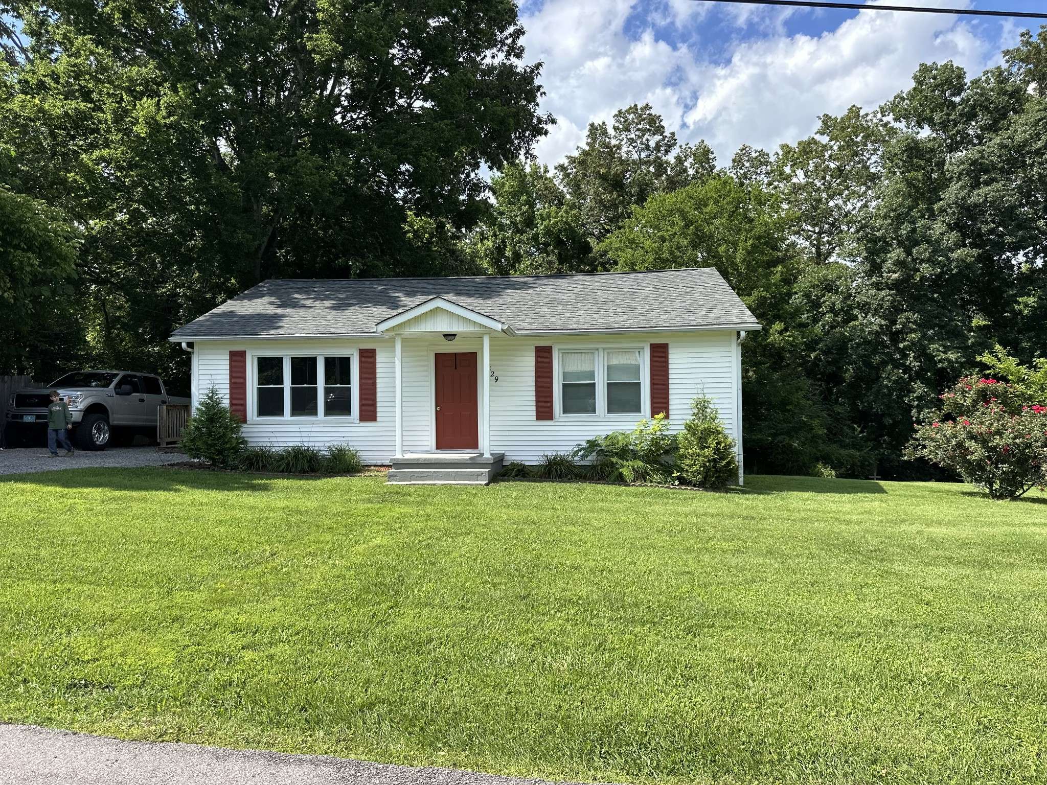329 Castle Ln, Dover, TN 37058