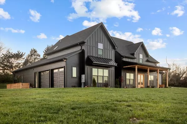 1012 Douglas Ct,  Dickson,  TN 37055